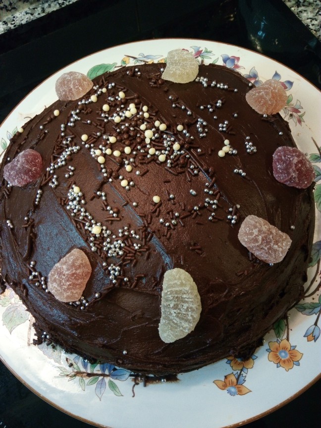 tarta de chocolate con base de bizcocho cubierta de chocolate SIN GLUTEN